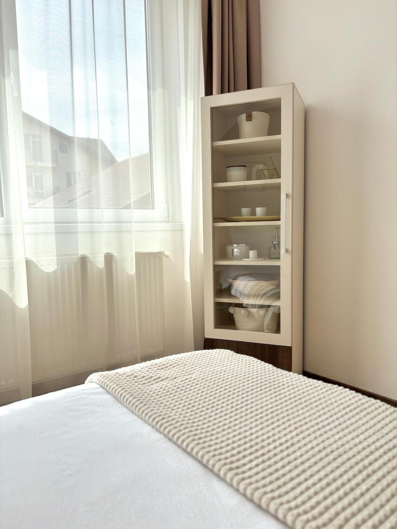 Wanderlust Home Cream, Rasnov Apt For 4, Wifi And Free Parking Экстерьер фото